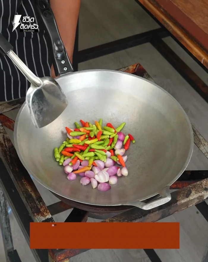 Add shallots and chili peppers to a pan. Roast until cooked and slightly burnt using low heat to enhance the aroma. Cut and set aside.