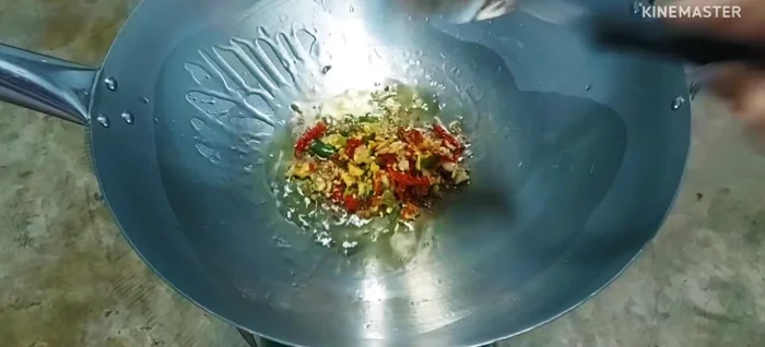 Add chili and garlic to a wok with oil and stir-fry until fragrant.