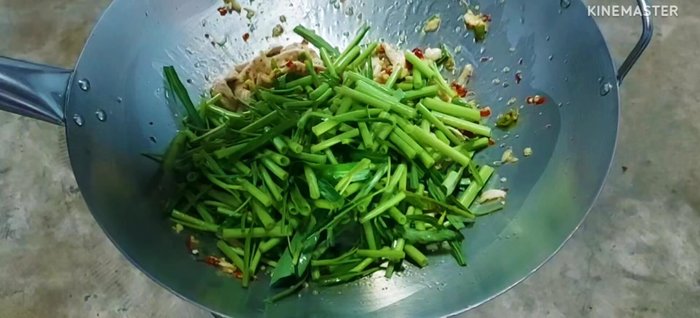 Once the pork is cooked, increase the heat, add the morning glory, and season with sugar, seasoning powder, soy sauce, and oyster sauce.