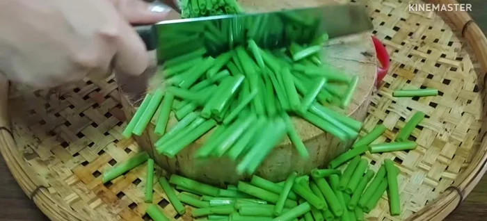 Cut the morning glory into bite-sized pieces. No need to cut them into very long pieces.