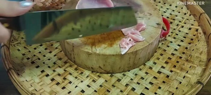 Cut the pork into slices, not small pieces. Adjust the size according to your preference.