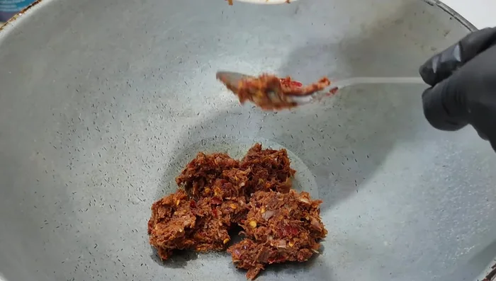 Heat oil in a pan, add curry paste and stir-fry until fragrant (low heat).