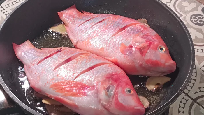 Place the fish in the pan. Cook on medium-low heat, covering the pan with a lid for a while.