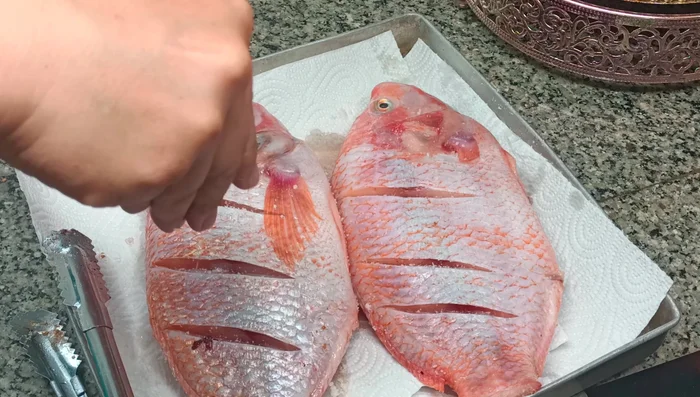 Pat the fish dry with tissue on both sides and sprinkle with salt according to your preference.