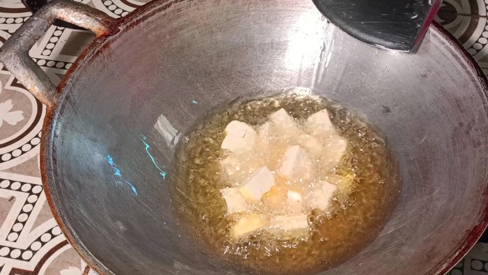 Heat the cooking oil in a wok or frying pan over medium-high heat. Add minced garlic and stir-fry until fragrant.