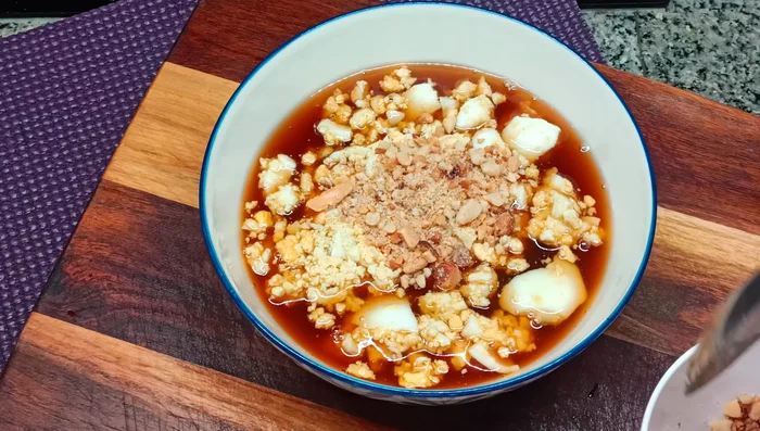 Add crushed roasted peanuts, fried shallots, and fried dried chili to taste.