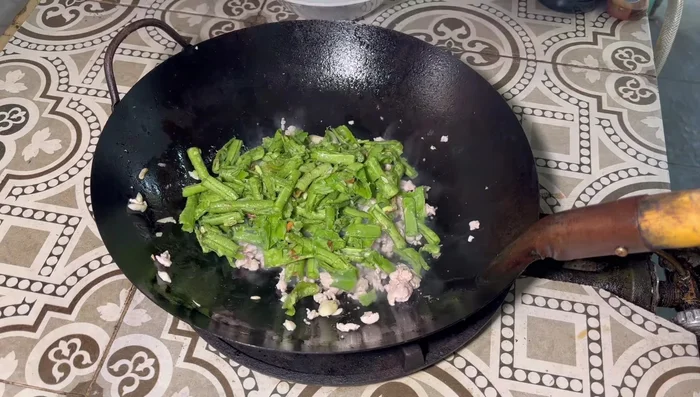Add the pounded long beans and stir-fry.