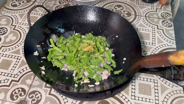 Season with sugar, seasoning powder, oyster sauce, and soy sauce.