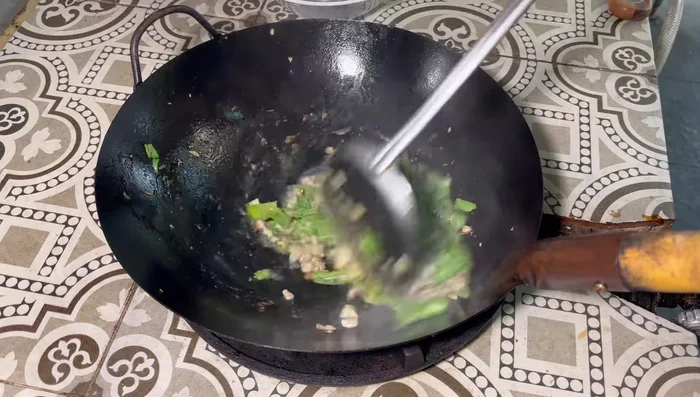 Stir-fry until the sauce thickens. If cooking for young children or the elderly, cover and simmer for 3-4 minutes.