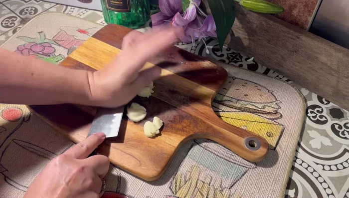 Chop the garlic into small pieces.