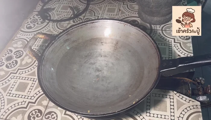 Boil the Hong Kong kale in a pan with water and a little salt and oil. Boil for no more than 1 minute.