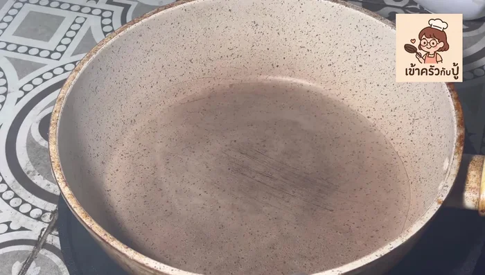 Put the pan on medium heat and add water (400ml). Add sugar, oyster sauce, and mushroom sauce. Stir to combine.
