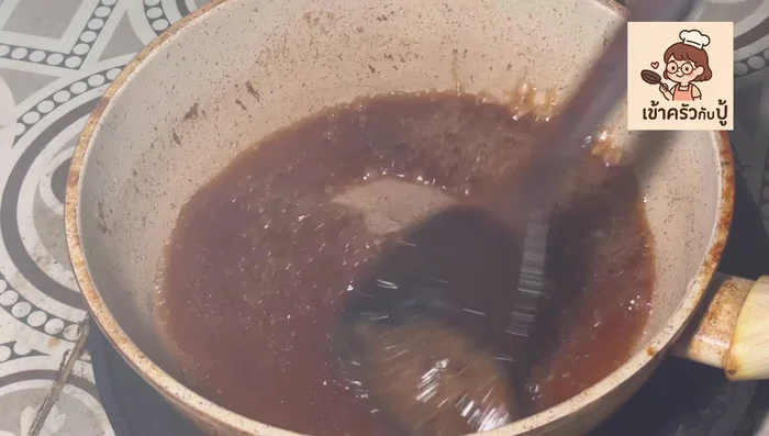 Add more sesame oil to the sauce for extra aroma. Pour the sauce over the boiled kale.