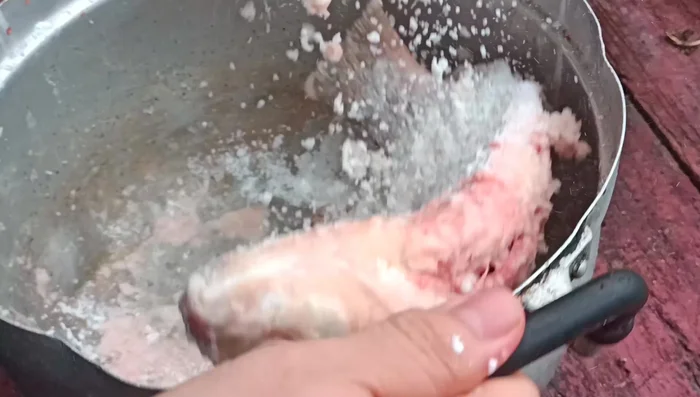 Prepare the finger root: Clean and finely chop the finger root.