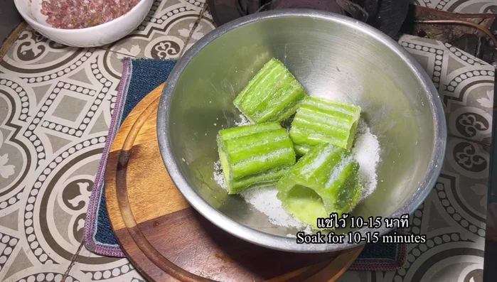 Soak the salted bitter melon in plain water for 10-15 minutes.