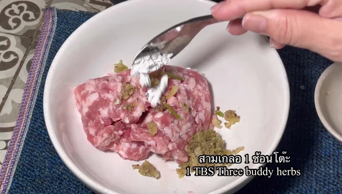 Prepare the pork filling: Mix minced pork, coriander root, pounded garlic and pepper, cornstarch, water, sugar, oyster sauce, soy sauce. Mix until sticky.