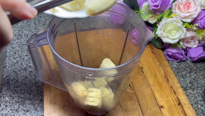 Put bananas and dates (soaked in hot water for 15 minutes) into a blender.