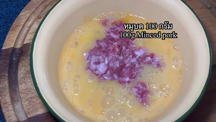 Add 100 grams of minced pork to the eggs.