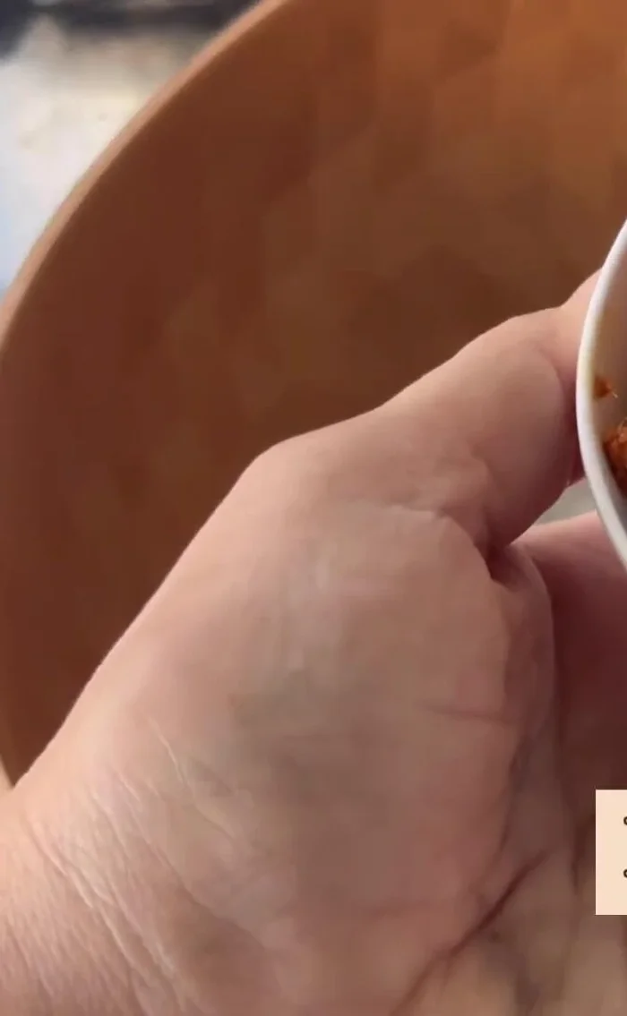 Add about 6 tablespoons of curry paste (4 tablespoons red curry paste and 2 tablespoons southern curry paste). Stir-fry until fragrant.