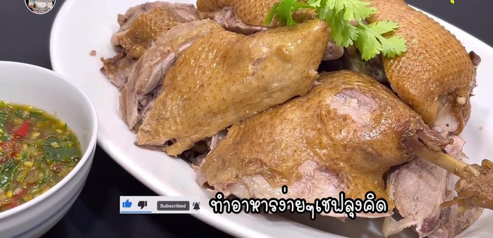 Combine the duck and brown sauce ingredients in a pot. (This step is implied from the video, specific instructions are missing.)