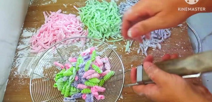 Boil the noodles: Boil the Lod Chong noodles and the Chendol noodles separately in boiling water until cooked. Scoop them out and place in cold water to stop the cooking process.