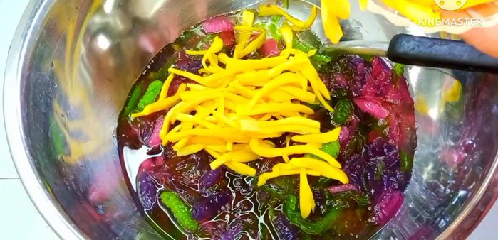 Assemble the Chendol: Combine the cooked noodles, syrup, coconut milk, and ice in a bowl. Mix gently.