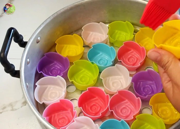 Grease silicone molds with vegetable oil. Add a small amount of flour to the molds. Fill each mold with the filling, and then top with the cooked flour mixture.