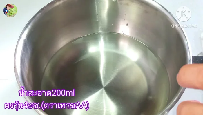 Soak jelly powder in 200ml of water for 15 minutes.