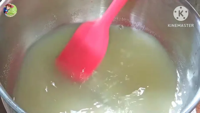 Place the pot on the stove, turn on the gas to medium heat, and continuously stir the jelly mixture to prevent burning.