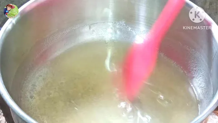 Add Bundit powder and continue to boil until the jelly powder is completely dissolved. (Check by scooping with a spatula.)