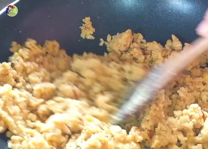 Form the filling into 40-gram balls.