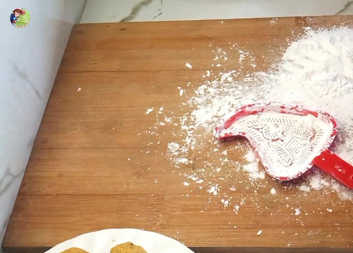 Dust molds with tapioca flour. Press each dough piece into a thin sheet, add a filling ball, and wrap into a triangle shape.