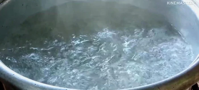 Boil water in a pot. Turn off the heat once boiling.