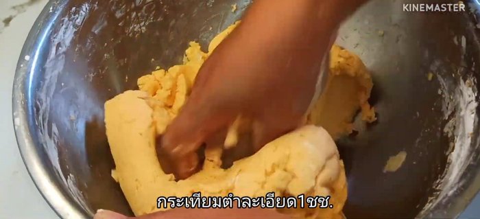 Finely pound garlic and mix it into the dough.