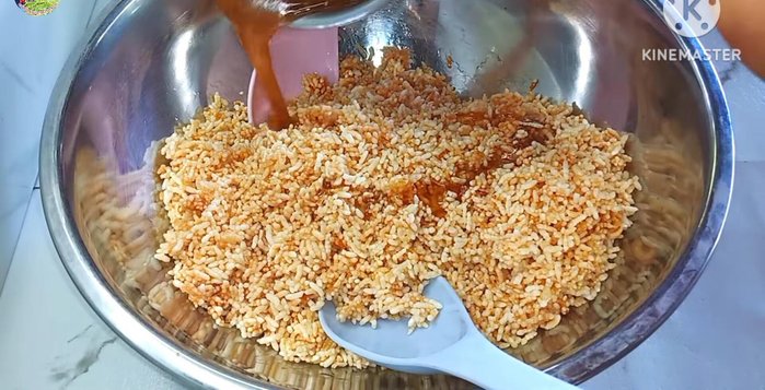 Add the fried rice to the sugar mixture, mixing well. Add white and black sesame seeds.