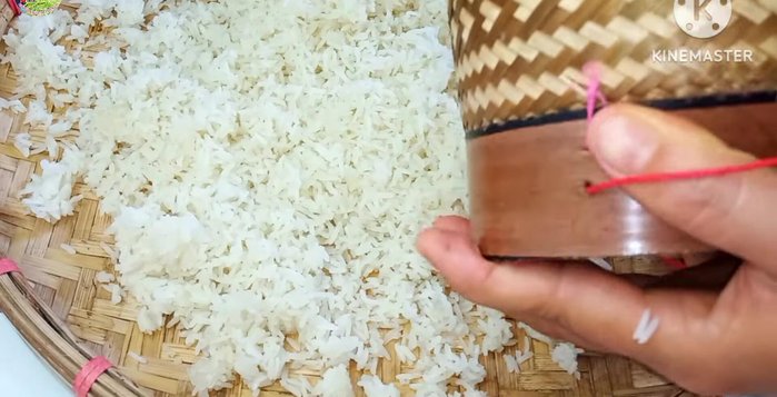 Dry leftover sticky rice in a winnowing basket in the sun for 2-3 days.