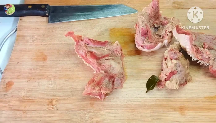 Cut the cow's mouth into bite-sized pieces.