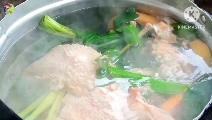 Close the lid and continue boiling.