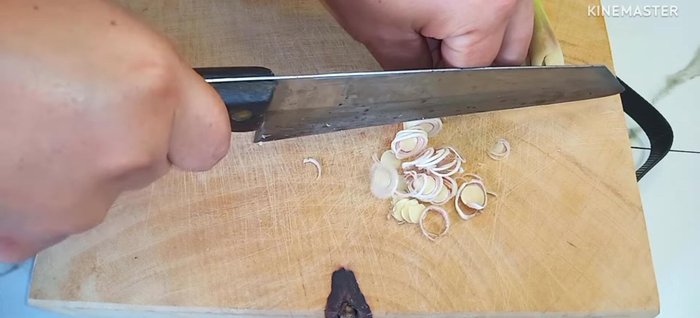 Prepare the chopped vegetables: thinly slice lemongrass, soak in water mixed with lime juice for 5 minutes to prevent discoloration, then wash and drain.