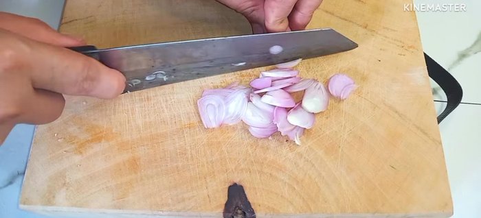 Slice shallots thinly.