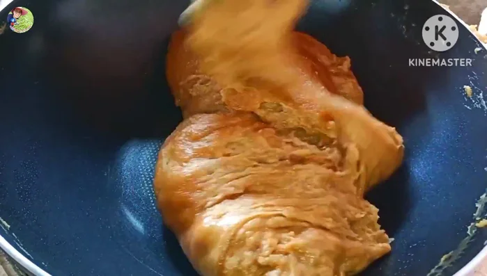 Keep stirring over low heat for about 20-25 minutes, until the Kalamae is cooked through. Use a spatula to stir vigorously, moving back and forth.
