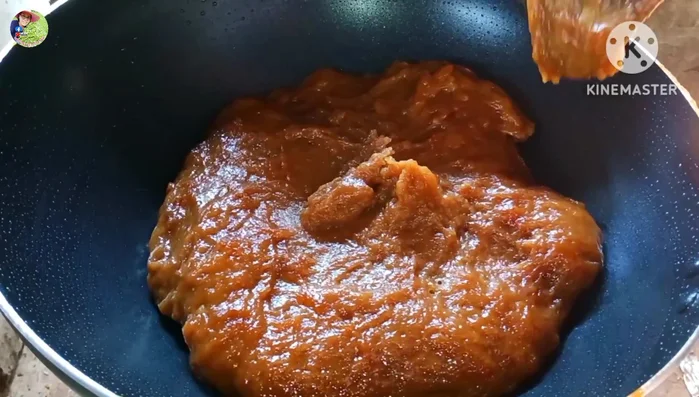 Check if the Kalamae is ready by scooping it up. If it breaks slowly, it’s ready. Turn off the heat.