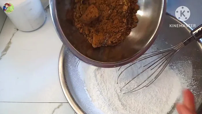 Mix glutinous rice flour, sugar, and salt until well blended.
