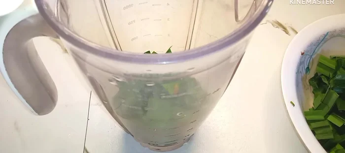 Make concentrated pandan leaf juice: Wash and clean pandan leaves, cut into pieces, blend with lime water (800ml), and filter. Measure out 700ml of the juice.