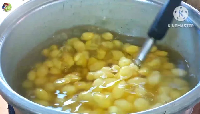 Stir until sugar dissolves. Boil over medium heat for 15-20 minutes, or until ginkgo nuts turn deep yellow and shiny.