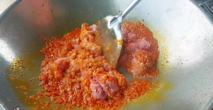 Add 350 grams of minced pork and stir-fry with the curry paste until fragrant.