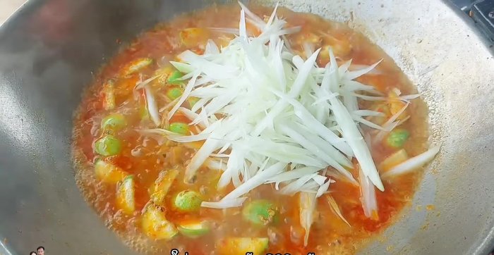 Add shredded papaya (about 300 grams or to your liking). Adjust water if needed.