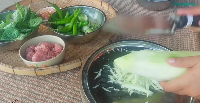 Prepare the main ingredients: papaya, minced pork, basil leaves, chili, chopped young shallots, and red curry paste.