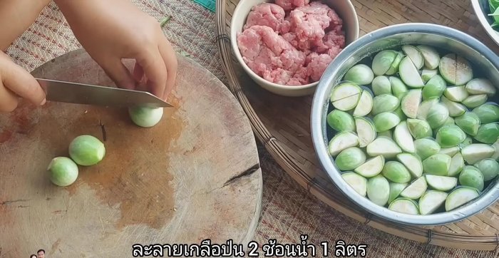 To prevent eggplant from turning black, dissolve 2 spoons of salt in 1 liter of water. Cut the eggplant into quarters and soak it in the saltwater.