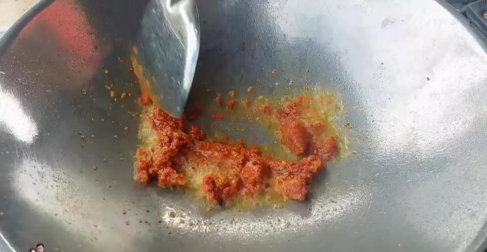 Heat a little vegetable oil in a pot. Add 100 grams of red curry paste and stir-fry until fragrant.